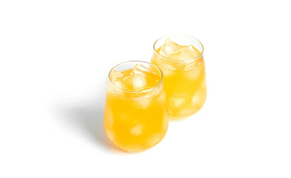 Cocktails jaunes isolés sur fond blanc. — Photo