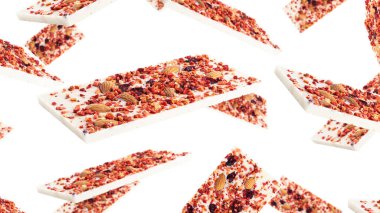 Beyaz arka planda yaban mersini ve çilek dilimli beyaz çikolata. Uçan çikolata.