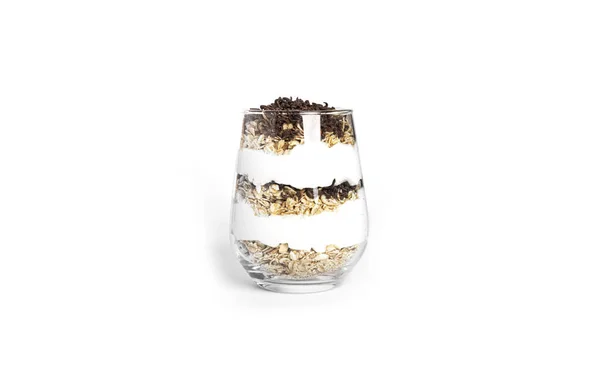 Breakfast parfait with granola, chocolate and yogurt in a glass. Layer dessert in a glass. — Stock fotografie
