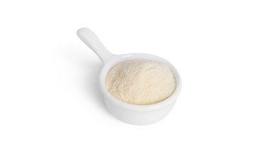 Beyaz arkaplanda izole edilmiş kibrit tozu çayı.