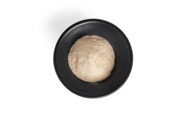 Beyaz arkaplanda izole edilmiş kibrit tozu çayı.