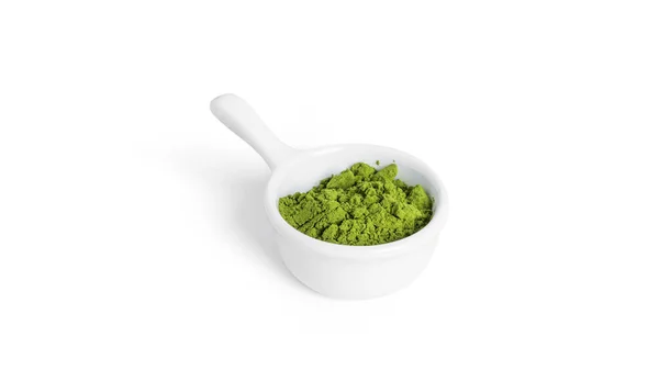 Chá em pó matcha verde isolado no fundo branco. — Fotografia de Stock