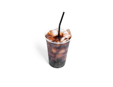 Beyaz arka planda izole edilmiş şeffaf plastik bardakta buzlu soda..