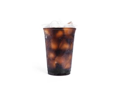 Beyaz arka planda izole edilmiş şeffaf plastik bardakta buzlu soda..