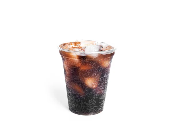 Soda mit Eis in einem transparenten Plastikglas isoliert auf weißem Hintergrund. Stockbild