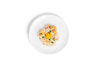 Beyaz arka planda parmesanlı fırında yumurta ve pastırma. Bulut yumurtaları. Sağlıklı kahvaltı.