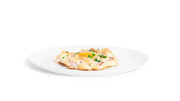 Gebackene Eier mit Parmesan und Speck isoliert auf weißem Hintergrund. Wolkeneier. Gesundes Frühstück — Stockfoto