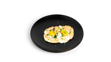 Beyaz arka planda parmesanlı fırında yumurta ve pastırma. Bulut yumurtaları. Sağlıklı kahvaltı.