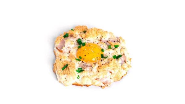 Sült tojás parmezánnal és szalonnával, fehér alapon elkülönítve. Felhőtojás. Egészséges reggeli — Stock Fotó