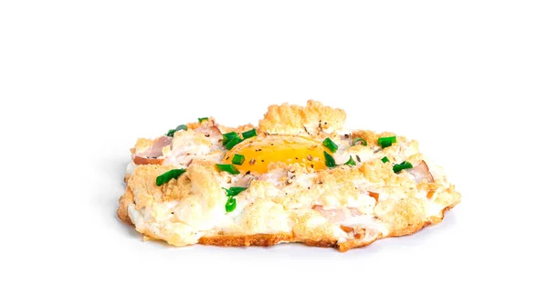 Uova al forno con parmigiano e pancetta isolate su fondo bianco. Uova di nuvola. Colazione sana — Foto Stock