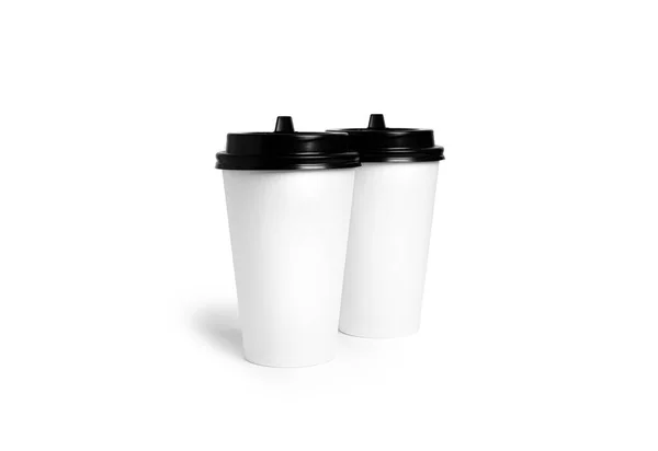 Beyaz arka planda siyah kapaklı tek kullanımlık bardaklar. Kağıt bardak. Kahve fincanları. Paket kahve.. — Stok fotoğraf
