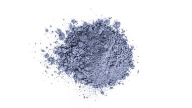 Mavi kibrit tozu çayı beyaz arkaplanda izole edilmiş..