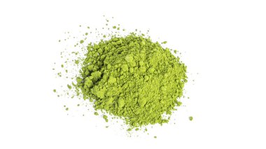 Beyaz arkaplanda yeşil kibrit tozu çayı izole edilmiş..