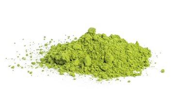 Beyaz arkaplanda yeşil kibrit tozu çayı izole edilmiş..