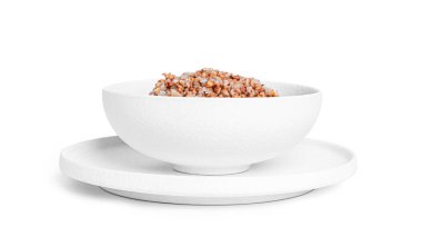 Beyaz arka planda izole edilmiş beyaz kasede karabuğday lapası.