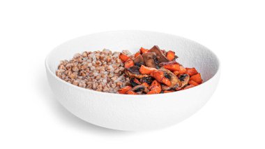 Beyaz kasede sebzeli karabuğday. Mantarlı karabuğday lapası ve beyaz arka planda izole edilmiş havuç..