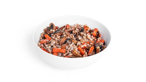 Trigo sarraceno con verduras en tazón blanco. Gachas de trigo sarraceno con setas y zanahorias aisladas sobre un fondo blanco. — Foto de Stock