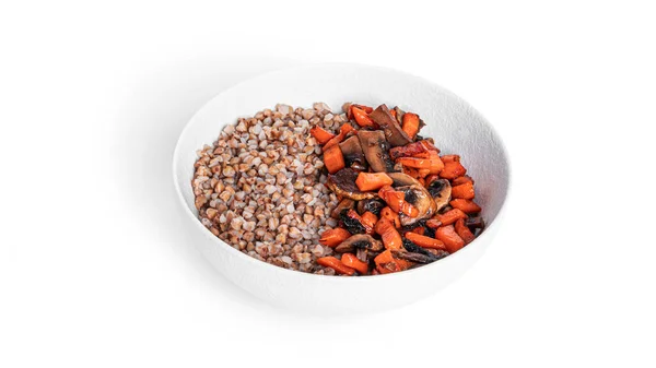 Buchweizen mit Gemüse in weißer Schüssel. Buchweizenbrei mit Pilzen und Karotten isoliert auf weißem Hintergrund. — Stockfoto