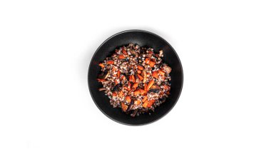 Siyah kasede sebzeli karabuğday. Mantarlı karabuğday lapası ve beyaz arka planda izole edilmiş havuç..