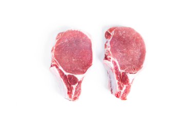 Beyaz arka planda izole edilmiş taze domuz eti..