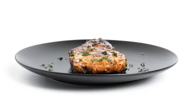 Beyaz arka planda izole edilmiş soslu domuz bifteği..