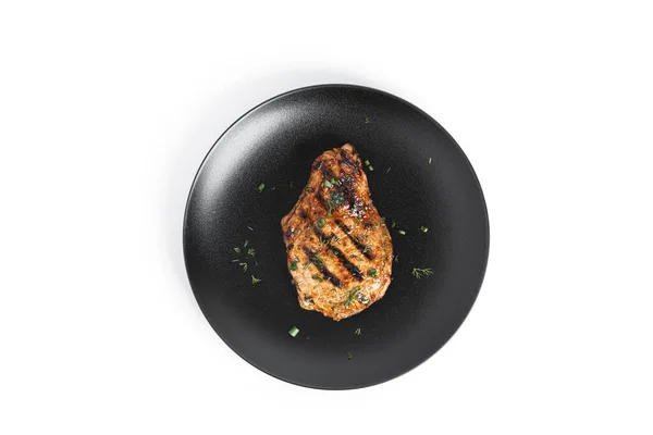 Steaks de porc en sauce sur assiette isolée sur fond blanc. — Photo