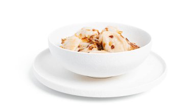 Beyaz arka planda izole edilmiş, patates ve kızarmış soğanlı hamur tatlısı..