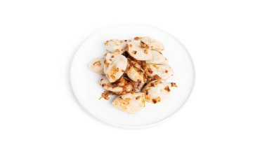 Beyaz arka planda izole edilmiş, patates ve kızarmış soğanlı hamur tatlısı..