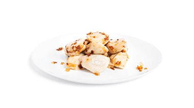 Beyaz arka planda izole edilmiş patates ve kızarmış soğanlı börekler..