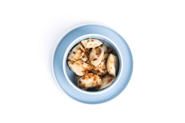 Beyaz arka planda izole edilmiş patates ve kızarmış soğanlı börekler..