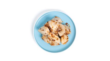 Beyaz arka planda izole edilmiş patates ve kızarmış soğanlı börekler..