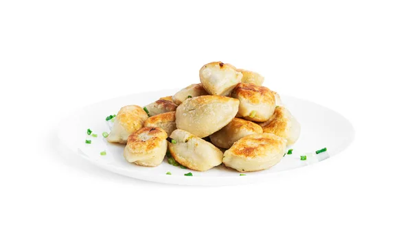 Gebakken knoedels met aardappelen en groene ui geïsoleerd op een witte achtergrond. — Stockfoto