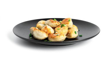 Beyaz arka planda izole edilmiş patates ve yeşil soğanlı kızarmış börek..