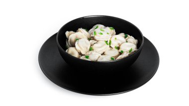 Beyaz bir zemin üzerine izole edilmiş mermer sığır eti ve yeşil soğanlı hamur tatlısı..