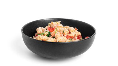 Beyaz arka planda bulunan peynirli makarna, domates ve otlar. Feta makarna.