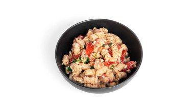 Beyaz arka planda bulunan peynirli makarna, domates ve otlar. Feta makarna.