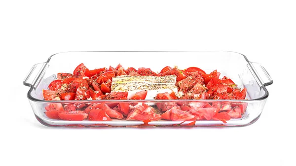 Piekarnik pieczony makaron feta z pomidorów wiśniowych, sera feta, czosnku i ziół. Fetapasta izolowana na białym tle — Zdjęcie stockowe