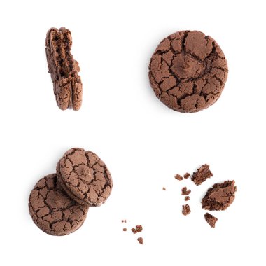 Çikolatalı browni kurabiyeleri beyaz arka planda çikolata dolgulu..