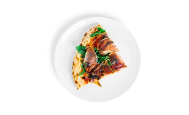 Beyaz arka planda izole edilmiş Prosciutto di parma pizzası. Parma jambonlu pizza. Jamon. İtalyan mutfağı. 