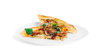 Somonlu Sezar pizzası, mozzarella ve fesleğen beyaz arka planda izole edilmiş..