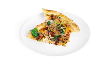 Somonlu Sezar pizzası, mozzarella ve fesleğen beyaz arka planda izole edilmiş..