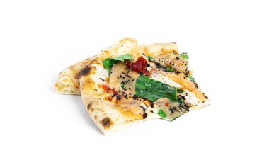 Somonlu Sezar pizzası, mozzarella ve fesleğen beyaz arka planda izole edilmiş..