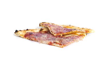 Beyaz arka planda izole edilmiş Pepperoni pizzası. Salamlı pizza izole edilmiş..