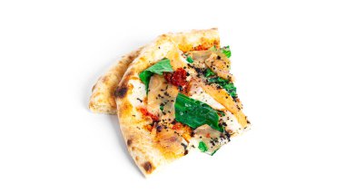 Somonlu Sezar pizzası, mozzarella ve fesleğen beyaz arka planda izole edilmiş..