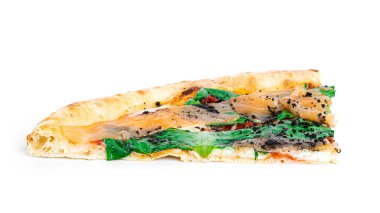 Somonlu Sezar pizzası, mozzarella ve fesleğen beyaz arka planda izole edilmiş..