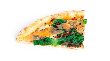 Somonlu Sezar pizzası, mozzarella ve fesleğen beyaz arka planda izole edilmiş..