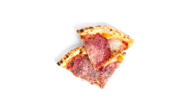Beyaz arka planda izole edilmiş Pepperoni pizzası. Salamlı pizza izole edilmiş..