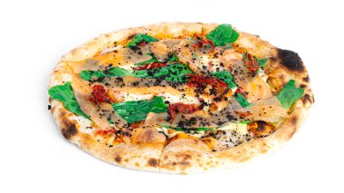 Somonlu Sezar pizzası, mozzarella ve fesleğen beyaz arka planda izole edilmiş..