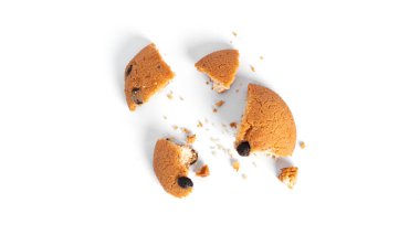 Beyaz arka planda izole edilmiş çikolata parçacıklı kurabiyeler..