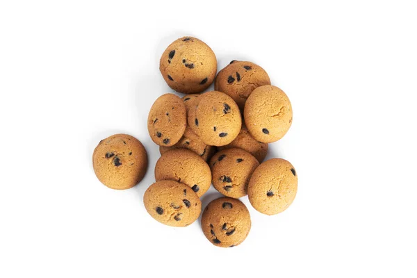 Galletas de chispas de chocolate aisladas sobre fondo blanco. — Foto de Stock